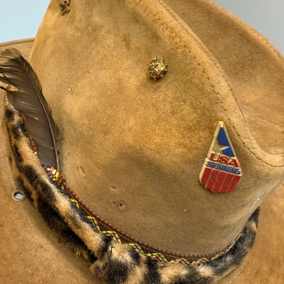 Boot Hill Western Cowboy Hat w Hand Made Feather Band Tan Stetson VINTAGE Pins - Picture 8 of 14